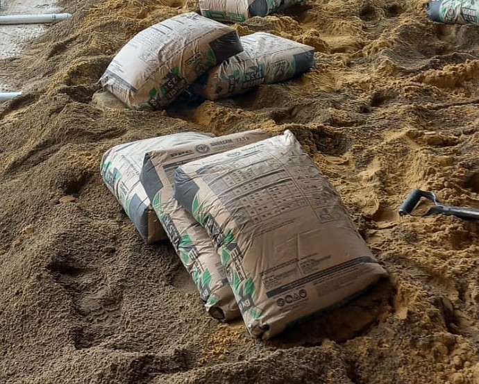 42.5N grade Portland cement bags on a Synergy perlite installation site, the binder mixed with SUNPERL perlite