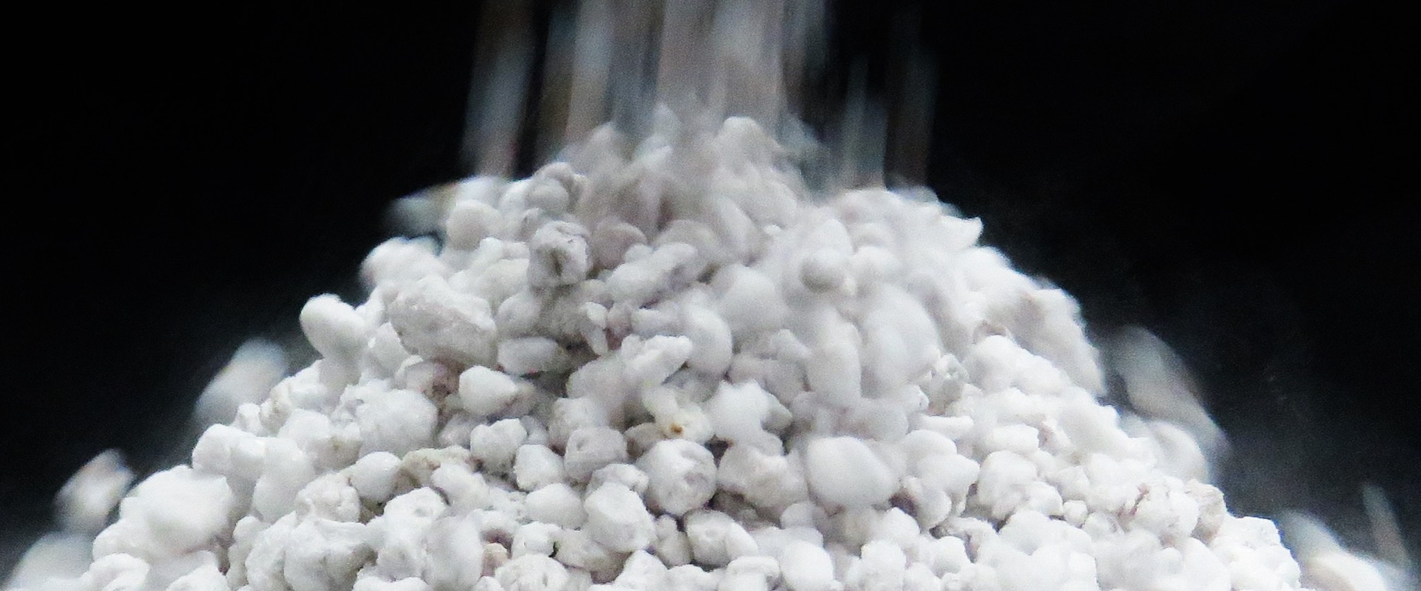 SUNPERL natural perlite, volcanic-rock insulation material laid as a perlite-cement screed beneath hydronic underfloor heating pipes to reduce downward heat loss